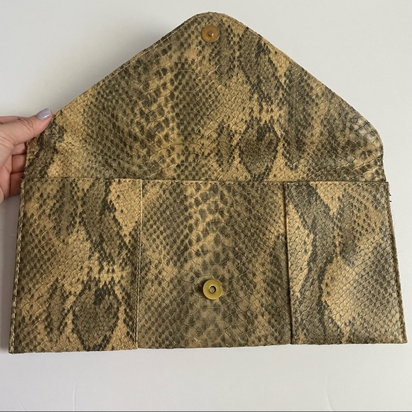 NWOT Urban Expressions Tan & Grey Snake Skin print embossed envelope clutch - Picture 4 of 7